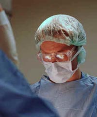 Fotografía de un médico durante una cirugía